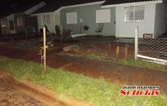 Veículo desgovernado bate e derruba a cerca de duas casas no Loteamento Santa Maria - foto 2