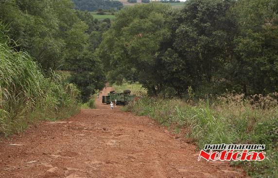 Agricultor fica ferido ao capotar uma colheitadeira no interior de Três de Maio - foto 2