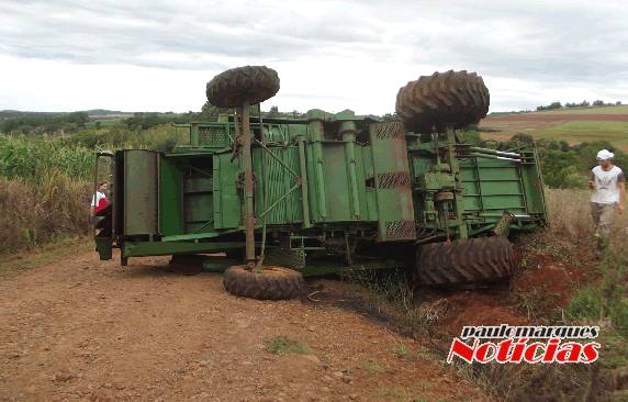 Agricultor fica ferido ao capotar uma colheitadeira no interior de Três de Maio - foto 3