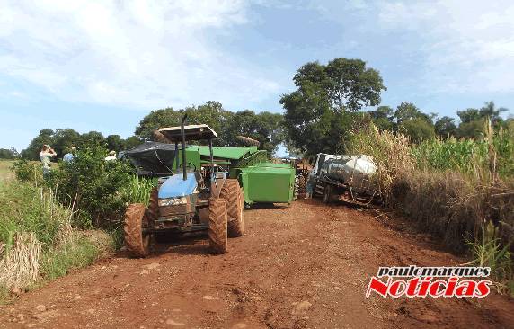 Caminhão de coleta do leite cai em vala ao lado da colheitadeira que tombou no interior de Três de Maio - foto 2