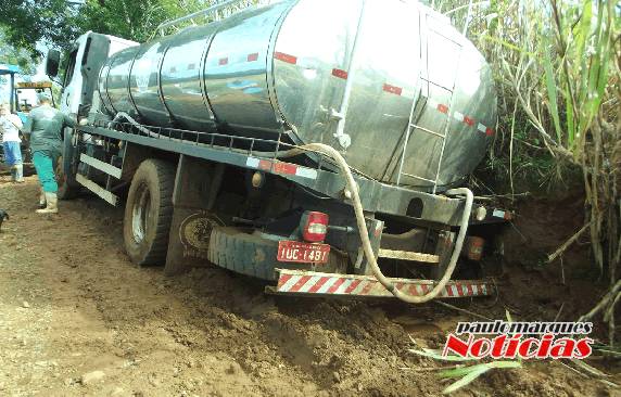 Caminhão de coleta do leite cai em vala ao lado da colheitadeira que tombou no interior de Três de Maio - foto 3
