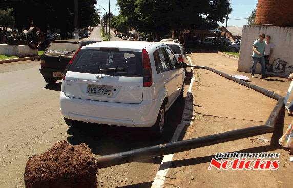 Caminhão derruba arco de ferro na Av. Pasqualine e dois automóveis estacionados foram atingidos - foto 2