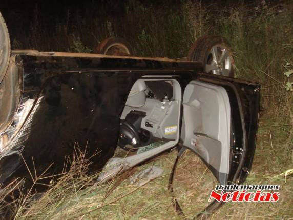 Duas jovens ficaram feridas em
capotagem de automóvel na ERS 342 em Horizontina - foto 2