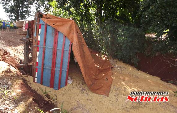 Caminhão carregado de soja vira em Lajeado Cachoeirinha, no interior de Três de Maio - foto 2