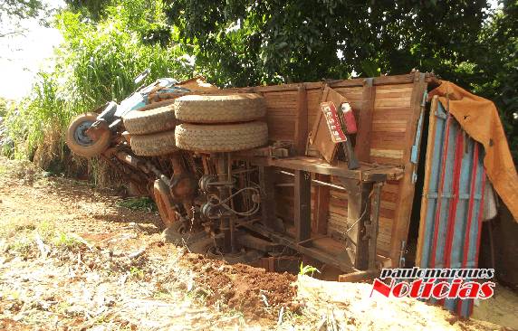 Caminhão carregado de soja vira em Lajeado Cachoeirinha, no interior de Três de Maio - foto 3