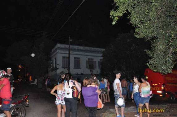 Princípio de incêndio destrói
cômodos de residência em Ijuí - foto 2