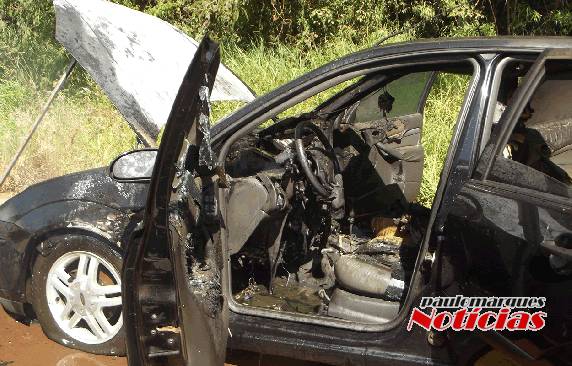 Automóvel é destruído pelo fogo na
Perimetral em Três de Maio - foto 3
