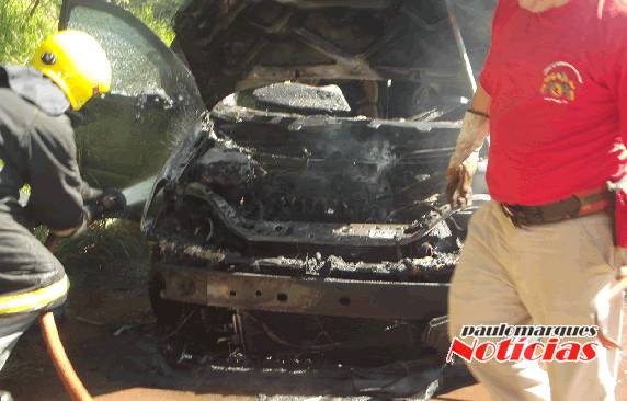 Automóvel é destruído pelo fogo na
Perimetral em Três de Maio - foto 2