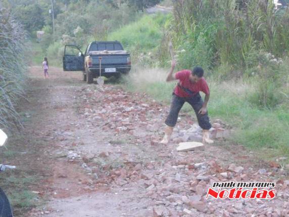 Motoboy conserta a
rua para conseguir sair de casa em dias de chuvas - foto 2