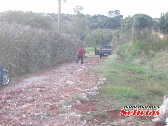 Motoboy conserta a
rua para conseguir sair de casa em dias de chuvas - foto 3