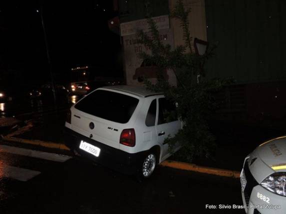 Motorista supostamente
embriago bate em veículo, invade pista contrária e quase atinge uma residência em Santa Rosa - foto 3