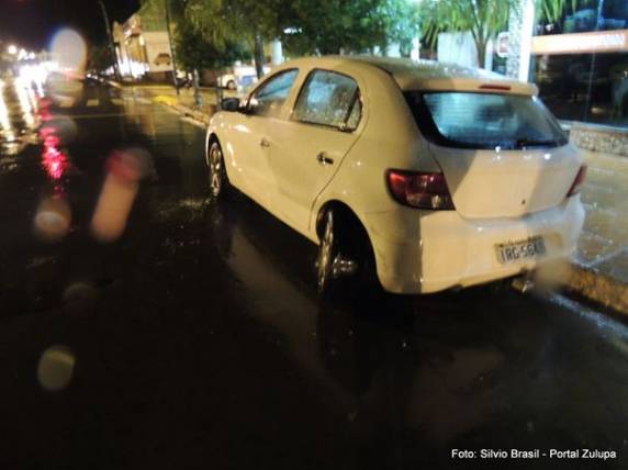 Motorista supostamente
embriago bate em veículo, invade pista contrária e quase atinge uma residência em Santa Rosa - foto 2