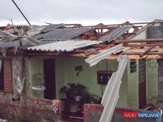 Vendaval provoca destruição em Tapejara - foto 2