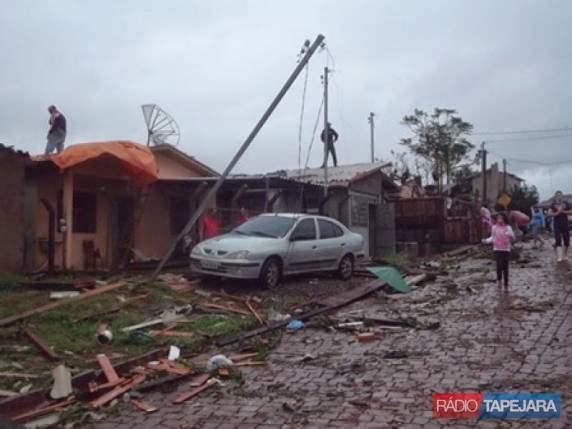 Vendaval provoca destruição em Tapejara - foto 3