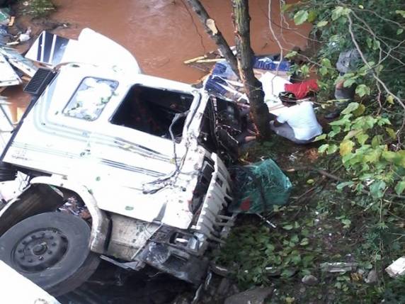 Pai e filho ficam feridos em acidente na
BR 285, com queda de carreta sobre o Rio Conceição, em Coronel Barros - foto 3