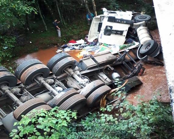 Pai e filho ficam feridos em acidente na
BR 285, com queda de carreta sobre o Rio Conceição, em Coronel Barros - foto 2