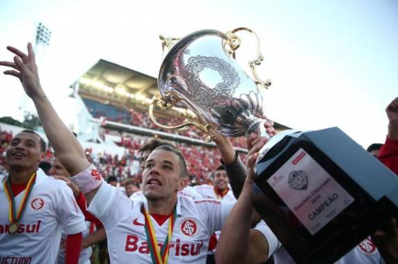 Mesmo podendo perder por 1 a 0, Colorado 

constroi placar elástico aos gritos de olé sobre o maior rival e confirma supremacia com brilho de D Ale, Alex e Alan Patrick