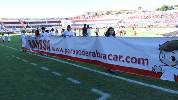 Raissa sofre de uma doença capaz de criar bolhas na pele a partir de um simples toque. Pais tentam angariar R$ 3 milhões para 

fazer tratamento nos EUA