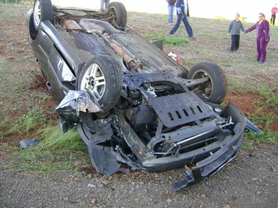Motorista fica ferido em capotagem de automóvel em Candido Godói - foto 3