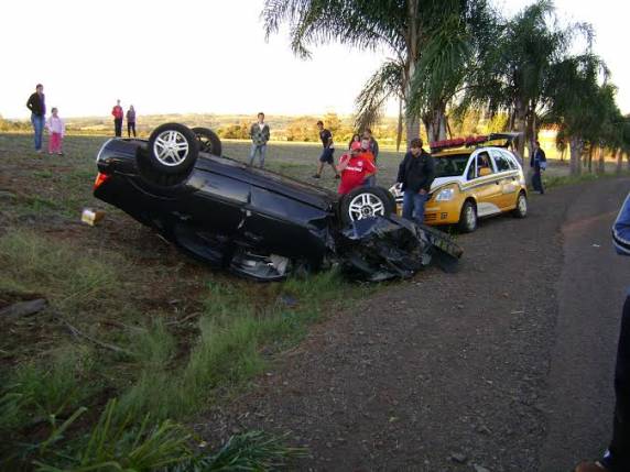 Motorista fica ferido em capotagem de automóvel em Candido Godói - foto 2
