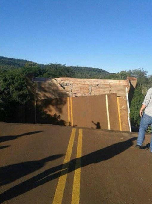 Duas mortes e 19 feridos em queda de ônibus que caiu de ponte que se
partiu ao meio na Argentina - foto 3
