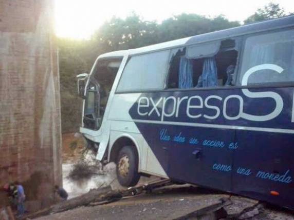Duas mortes e 19 feridos em queda de ônibus que caiu de ponte que se
partiu ao meio na Argentina - foto 2