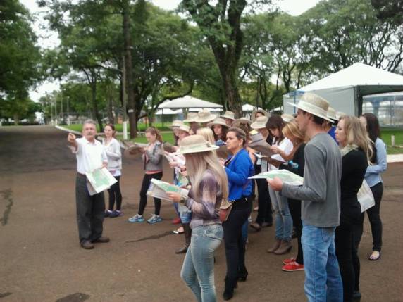 A equipe de 36 recepcionistas estará recebendo os visitantes da feira