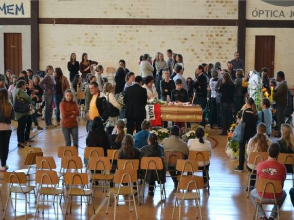 Casa de garoto morto
no RS recebe mensagens de luto e de indignação - foto 2