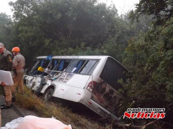 Acidente com caminhão e micro-ônibus deixa cinco mortos em São Vicente do Sul - foto 2