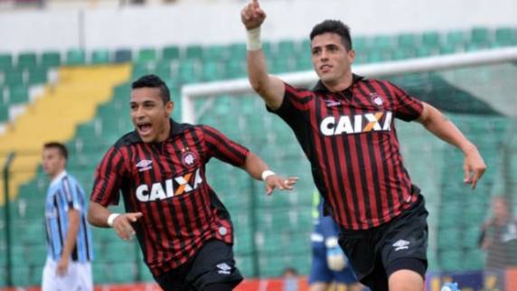 Dráusio se aproveita de trapalhada da defesa tricolor e faz único gol