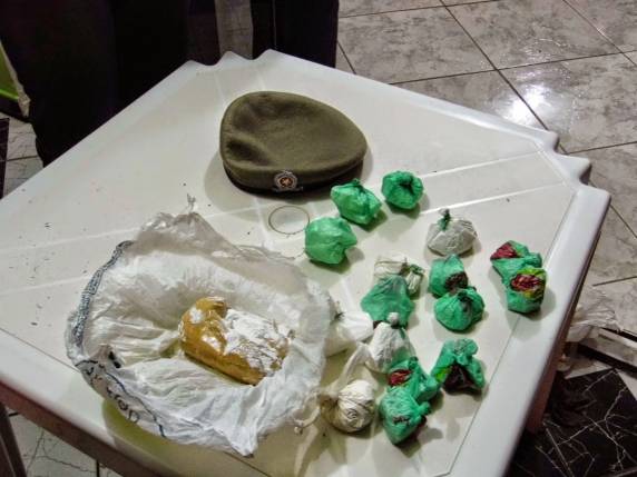 Casal preso por tráfico de drogas
em Santiago - foto 3