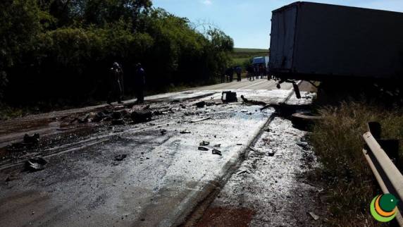 Duas carretas se envolvem em acidente em
Passo Fundo - foto 3