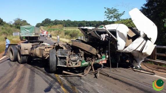 Duas carretas se envolvem em acidente em
Passo Fundo - foto 2