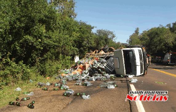 Caminhão com carga de refrigerantes tomba na BR 472 em Bela União - foto 2