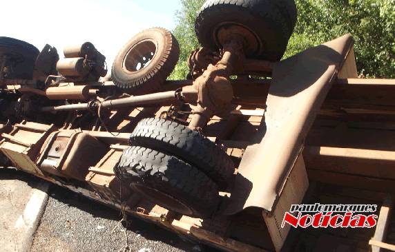 Caminhão com carga de refrigerantes tomba na BR 472 em Bela União - foto 3