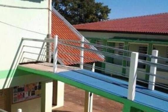 Secretaria de Educação afirma que obra está atrasada e que porta de acesso será aberta