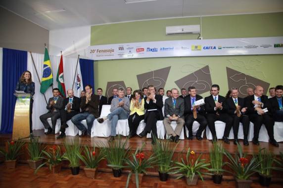 20ª Fenasoja é aberta
oficialmente com presença do governador - foto 2