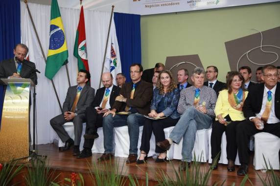 20ª Fenasoja é aberta
oficialmente com presença do governador - foto 3