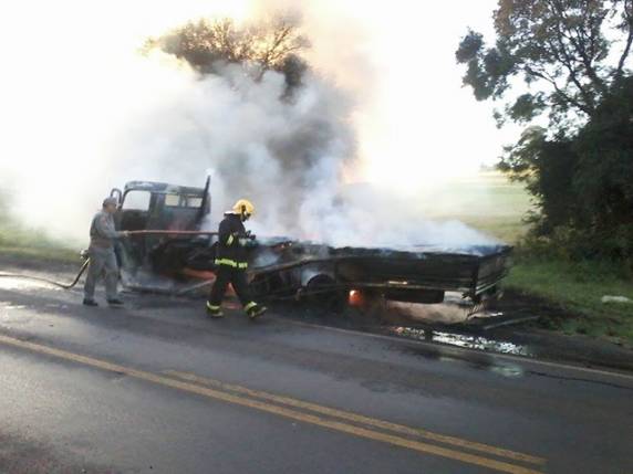 Caminhão é consumido pelo fogo na BR 285, em Panambi - foto 2
