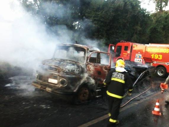 Caminhão é consumido pelo fogo na BR 285, em Panambi - foto 3