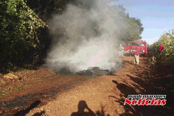 Bombeiros contem incêndio em lixo depositado no interior de Três de Maio - foto 3