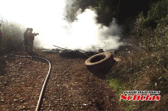 Bombeiros contem incêndio em lixo depositado no interior de Três de Maio - foto 2