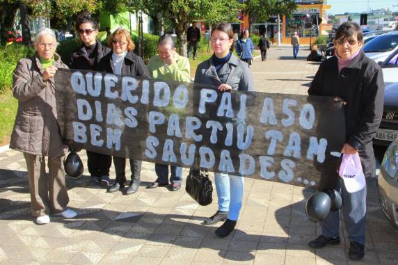 Familiares de vítimas do acidente com o micro-ônibus da Saúde de Santiago promoveram caminhada - foto 2