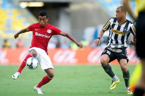 Rafael Moura
faz dois, mas Inter permite reação do Botafogo e empata em 2 a 2 no Maracanã - foto 2