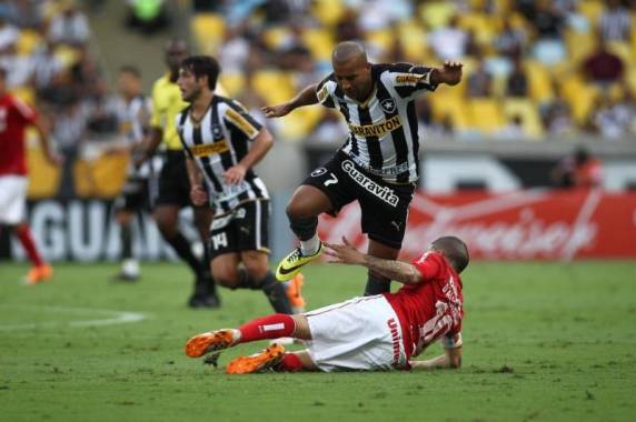 Rafael Moura
faz dois, mas Inter permite reação do Botafogo e empata em 2 a 2 no Maracanã - foto 3