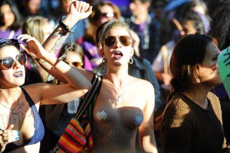 Marcha das Vadias protesta contra violência sexual em Porto Alegre - foto 3
