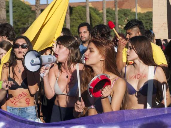 Marcha das Vadias protesta contra violência sexual em Porto Alegre - foto 2