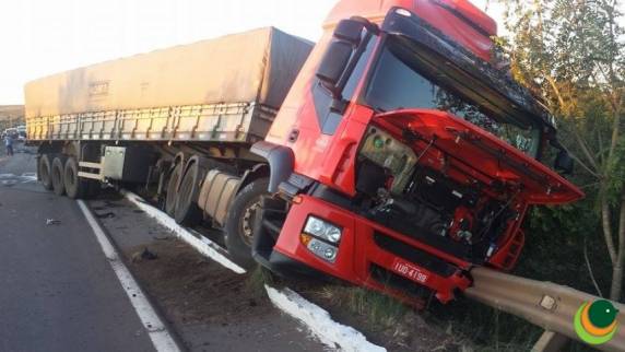 Acidente entre carreta e carro
deixa vítima fatal em Passo Fundo - foto 2