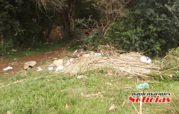 Moradores de dois bairros reclamam de lixo deixado por indígenas em área que acampam - foto 2