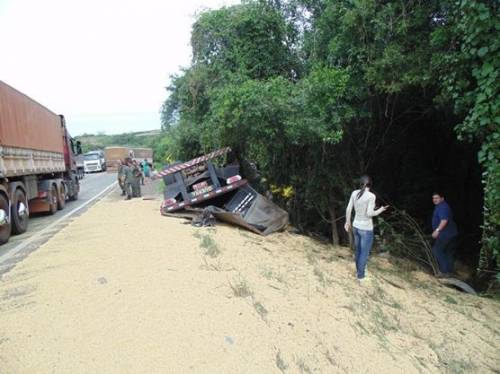 Carreta de Boa Vista do Buricá tombou na curva da morte em Caçapava do Sul - foto 2